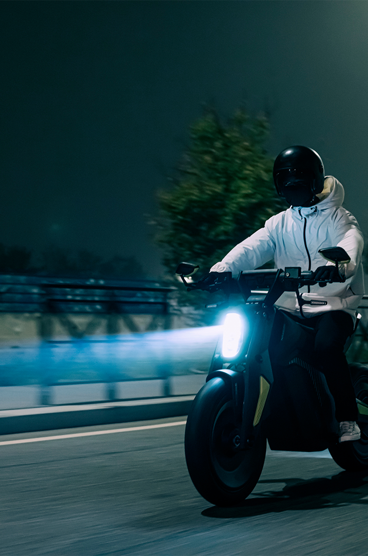 NAXEON I AM.: urban excitement in a sleek, compact package